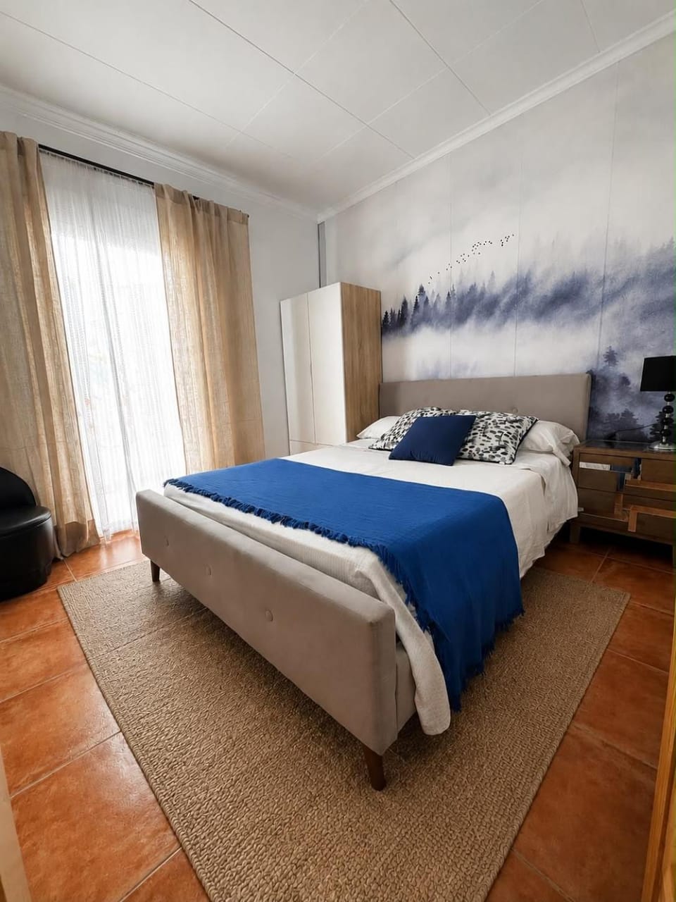 Photo of the whole room, Bedroom