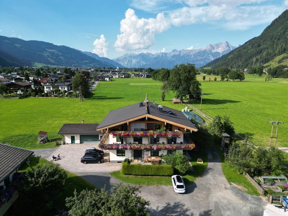 Property building, Natural landscape, Bird's eye view, Location, Parking