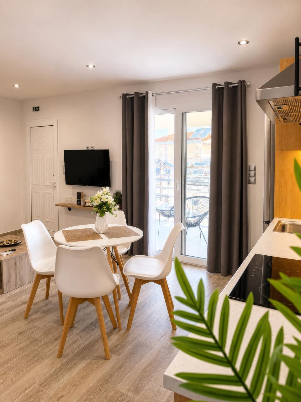 TV and multimedia, Kitchen or kitchenette, Seating area
