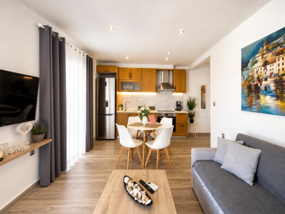 TV and multimedia, Kitchen or kitchenette, Seating area, oven, stove