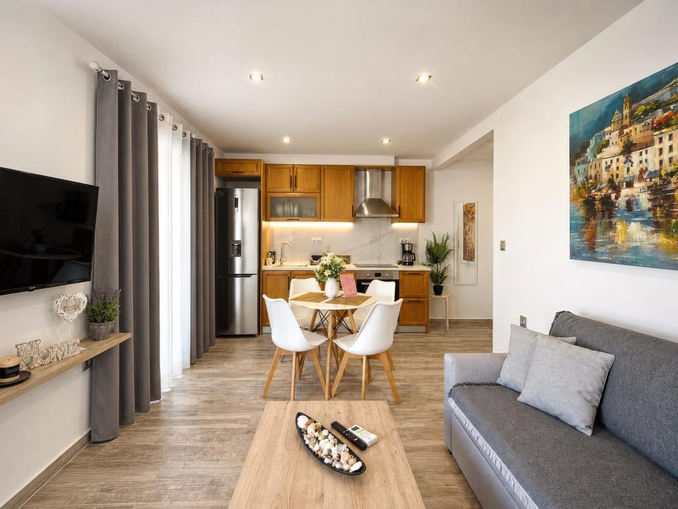 TV and multimedia, Kitchen or kitchenette, Seating area, oven, stove