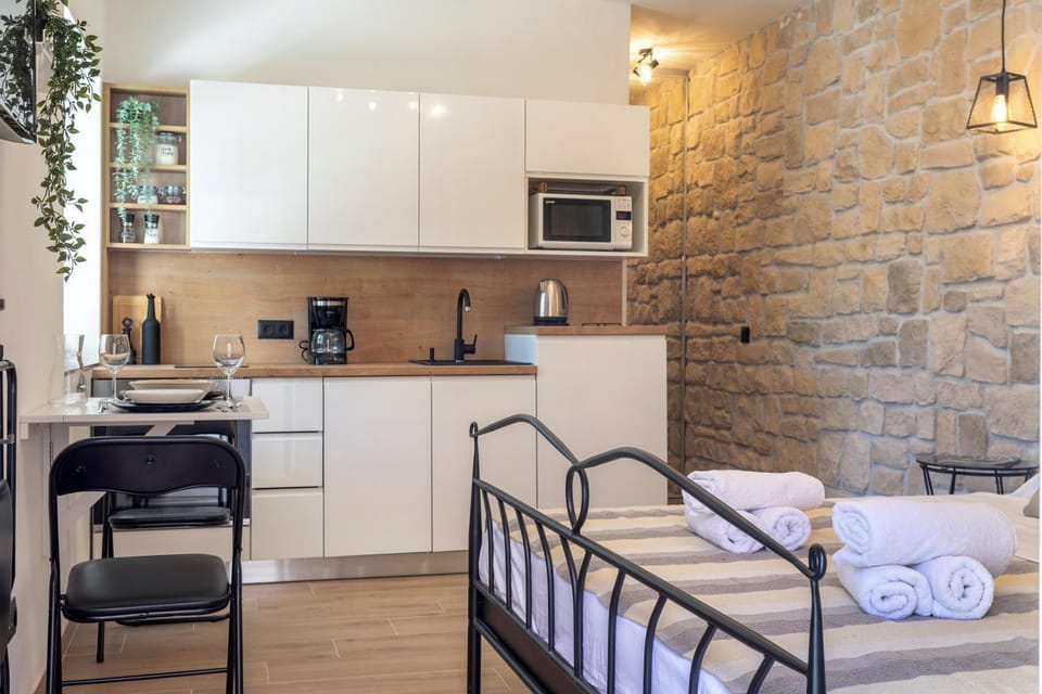 Kitchen or kitchenette, Living room, Seating area, Dining area