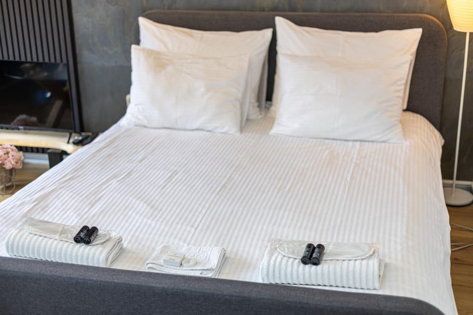 Bed, Bedroom, towels