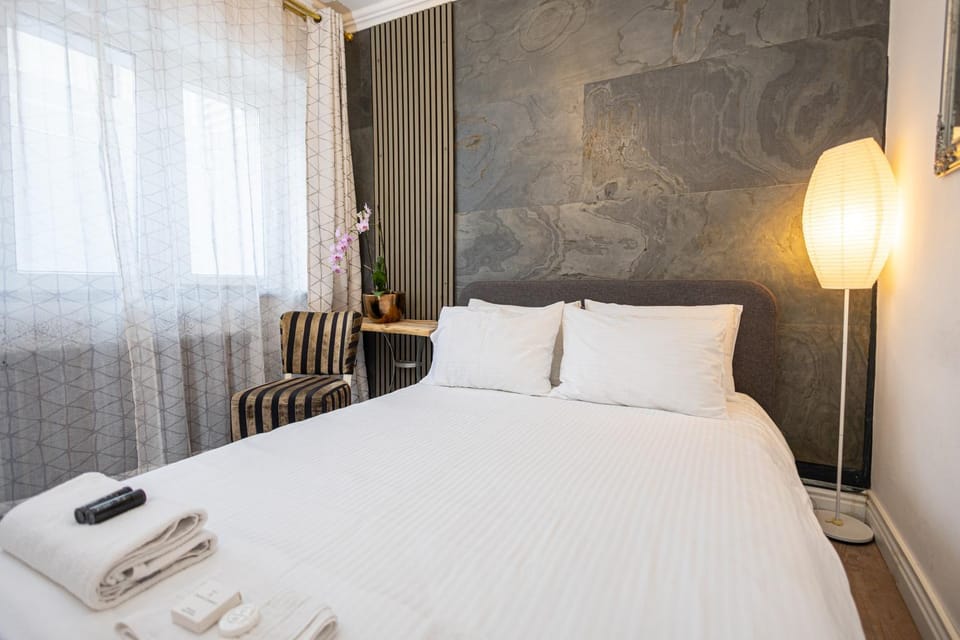 Bed, Photo of the whole room, Bedroom, towels