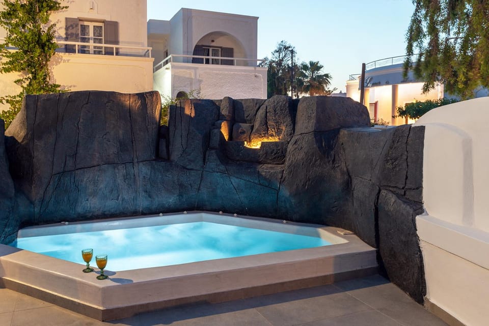 Property building, Patio, Day, Natural landscape, Hot Tub, Balcony/Terrace, Swimming pool, sunbed