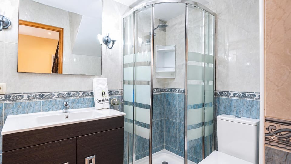 Shower, Toilet, Bathroom, towels
