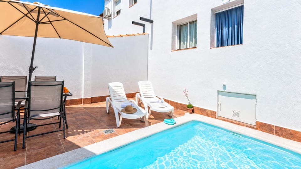 Patio, Day, View (from property/room), Balcony/Terrace, Pool view, Swimming pool, sunbed