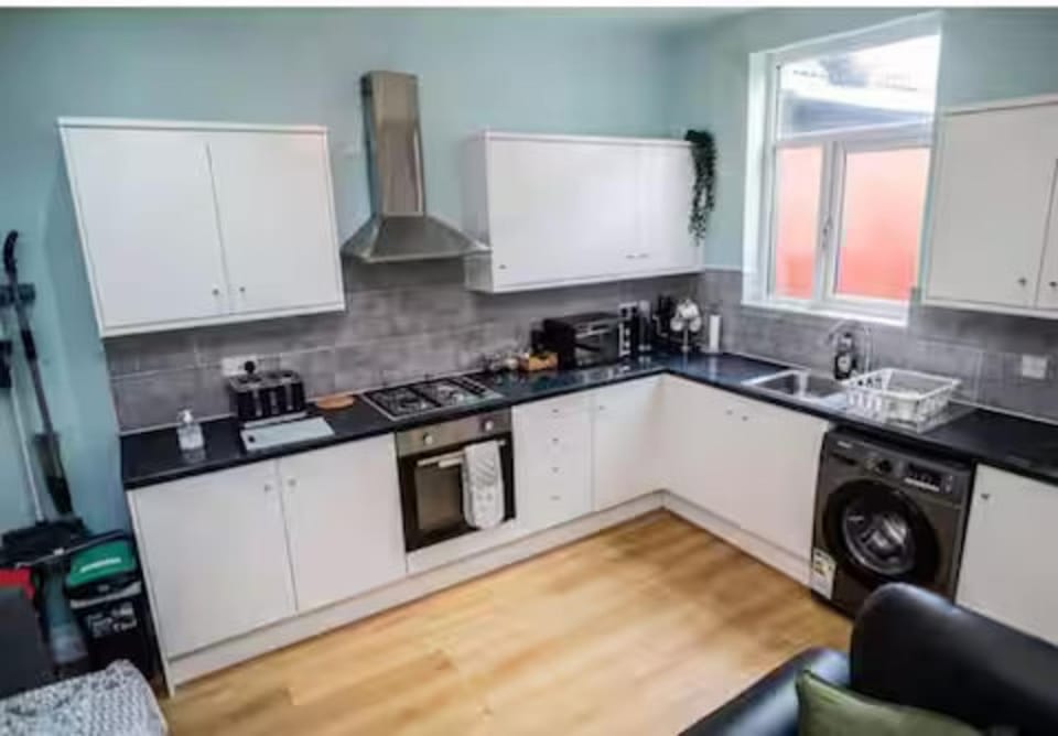 Coffee/tea facilities, Kitchen or kitchenette, dishwasher, oven, stove, toaster, washing machine