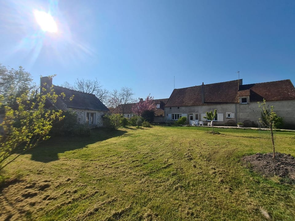 Charmante maison avec piscine en Brenne – 2 ch, jardin, draps et ménage inclus - FR-1-591-315 House in Centre-Val de Loire