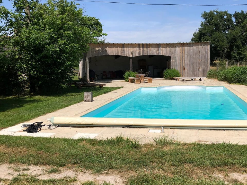 Charmante maison avec piscine en Brenne – 2 ch, jardin, draps et ménage inclus - FR-1-591-315 House in Centre-Val de Loire