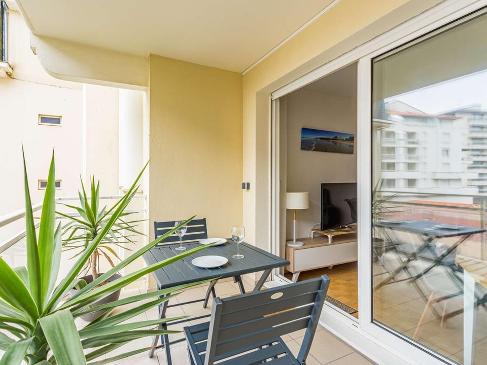 Superbe T2 rénové avec balcon et parking, à 150m de la Grande Plage de Biarritz - FR-1-3-517 Apartment in Biarritz