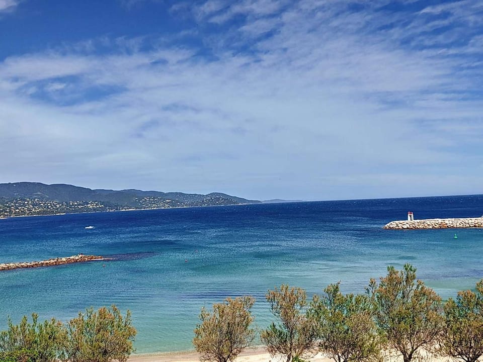 T2 duplex rénové à 20m de la plage avec vue mer, parking et WIFI - FR-1-610-59 Apartment in Bormes-les-Mimosas