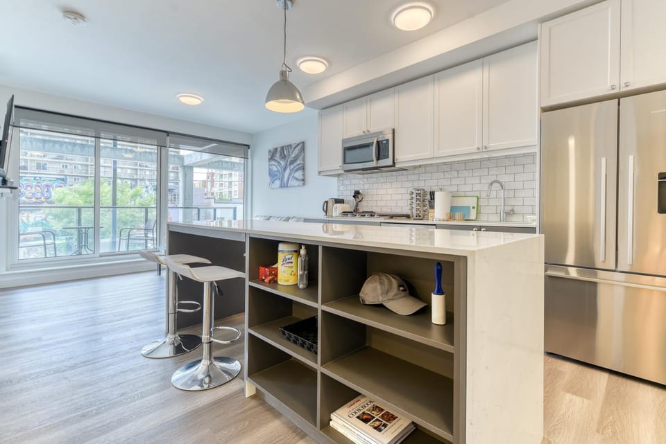 Kitchen or kitchenette, minibar, toaster