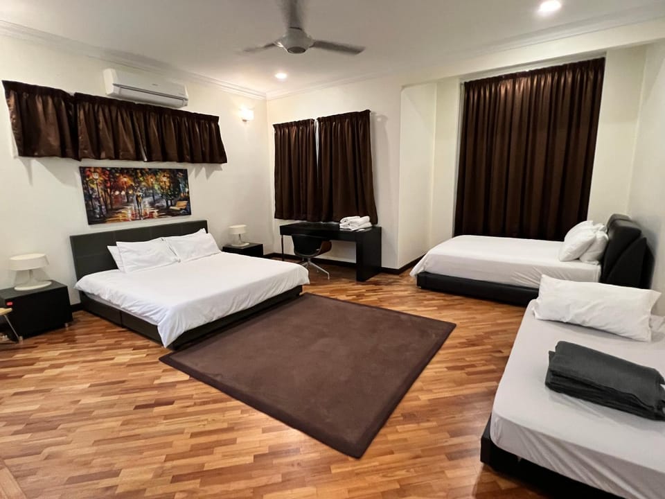 Paradise Hideout - Bungalow at Ara Damansara PJ Fully Equipped House in Petaling Jaya