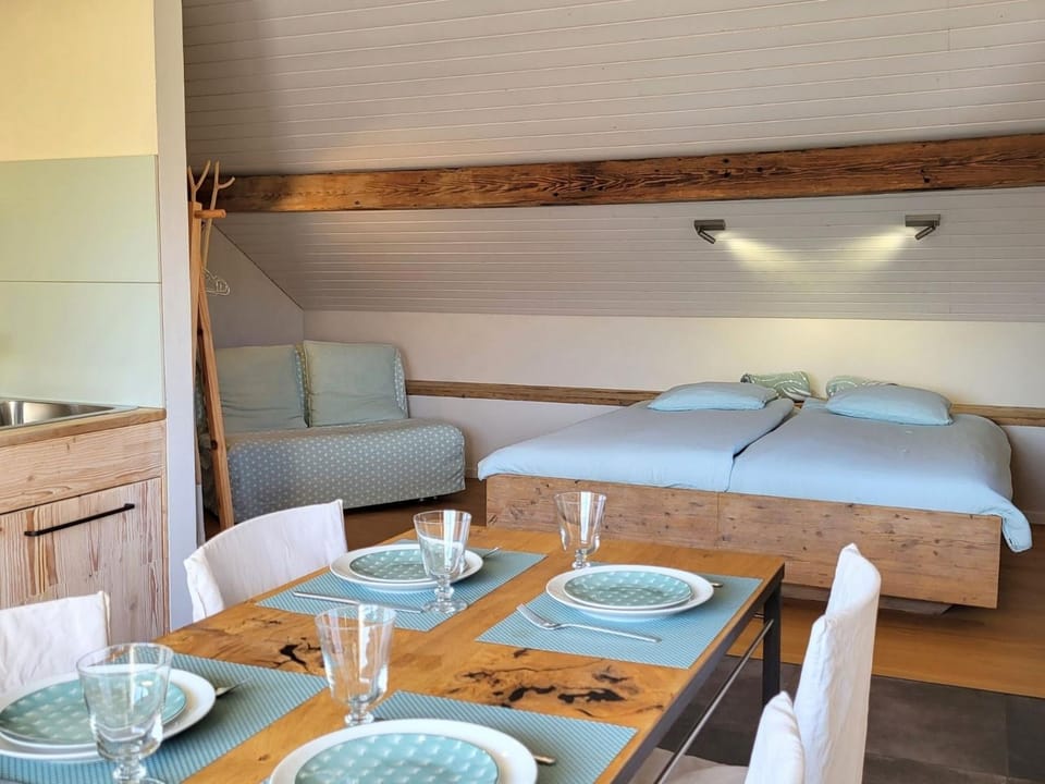 Bed, Photo of the whole room, Seating area, Dining area, Bedroom