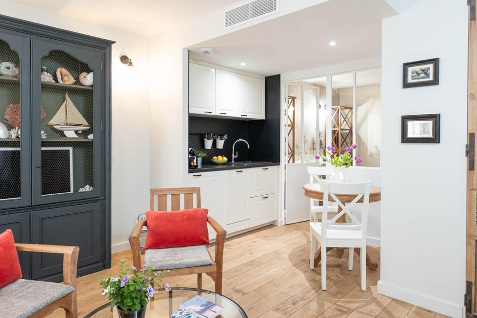 Les Petits Volets Appartements à 100m de la mer Apartment in Antibes