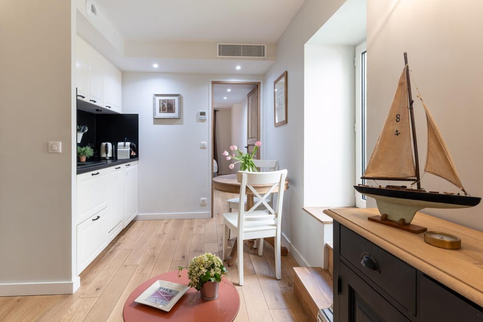 Les Petits Volets Appartements à 100m de la mer Apartment in Antibes