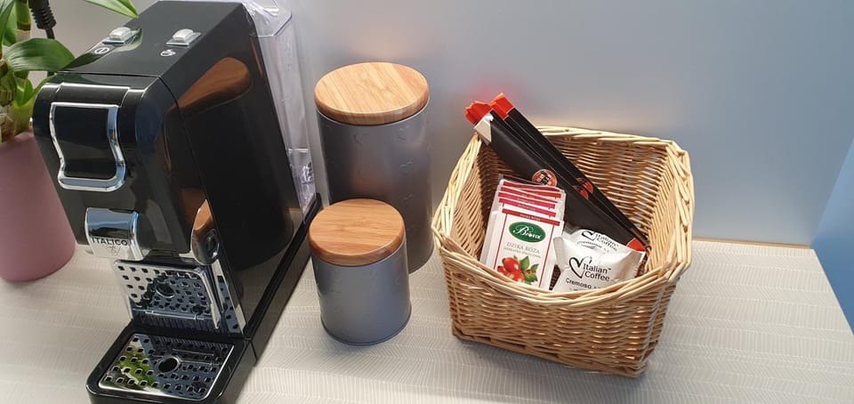 Coffee/tea facilities, Food and drinks, Food, Drinks