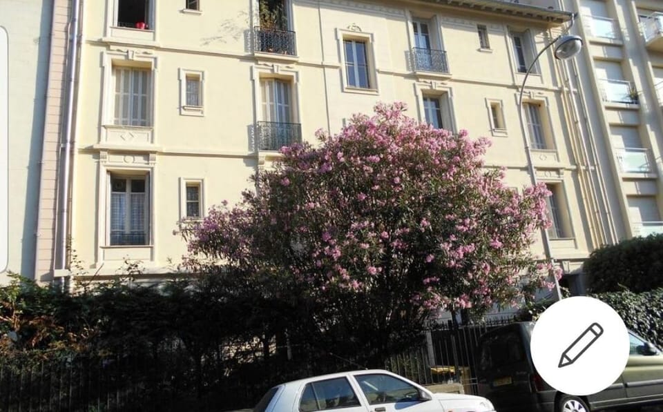 Property building, Neighbourhood