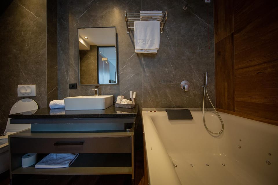 Hot Tub, Bathroom