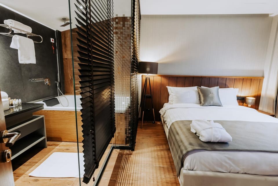 Bed, Hot Tub, Photo of the whole room, Bedroom