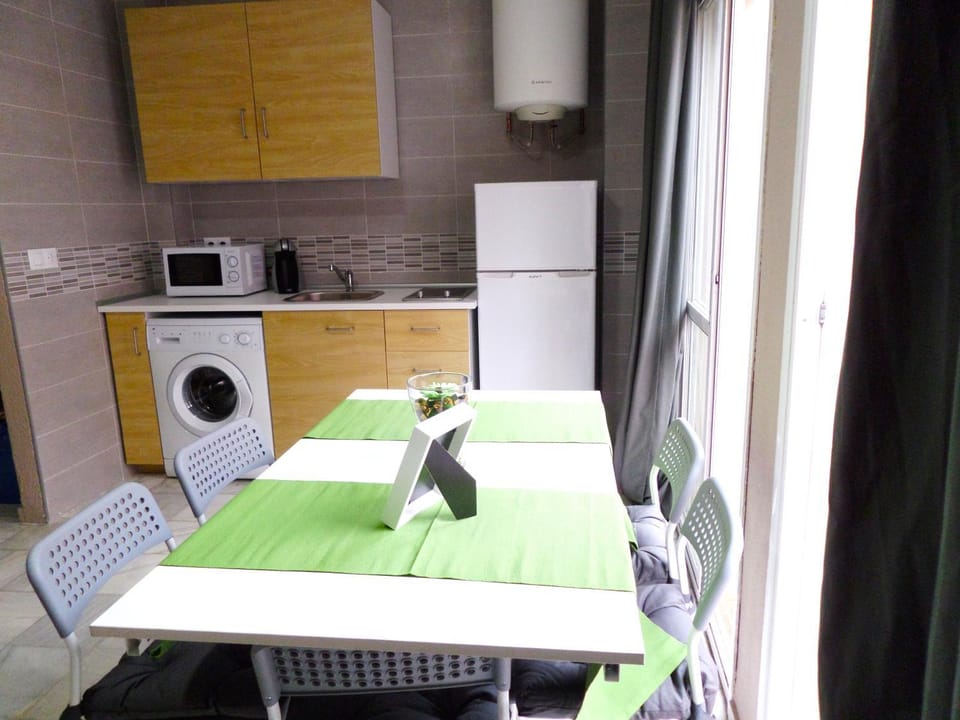 Kitchen or kitchenette, Dining area