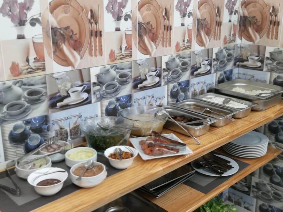Food and drinks, Food, Continental breakfast, Lunch