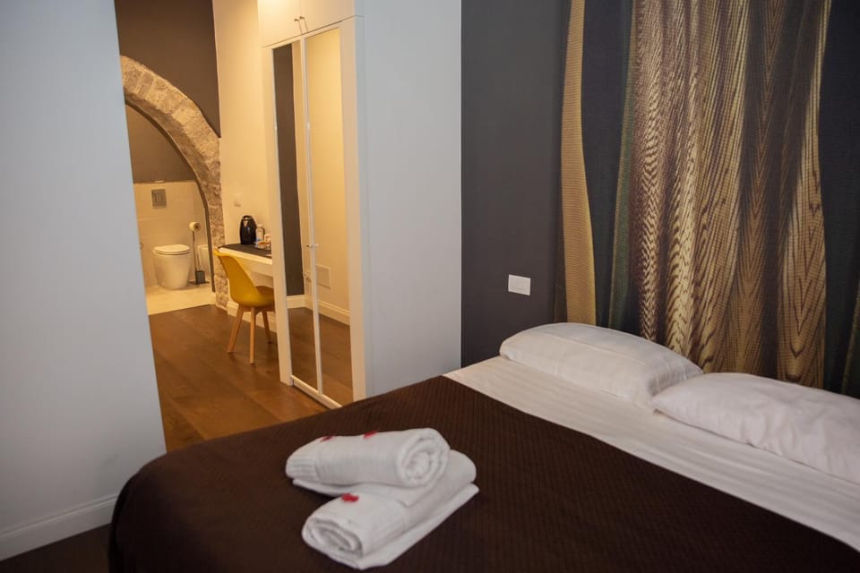 Bed, Bathroom, Photo of the whole room, Bedroom, towels