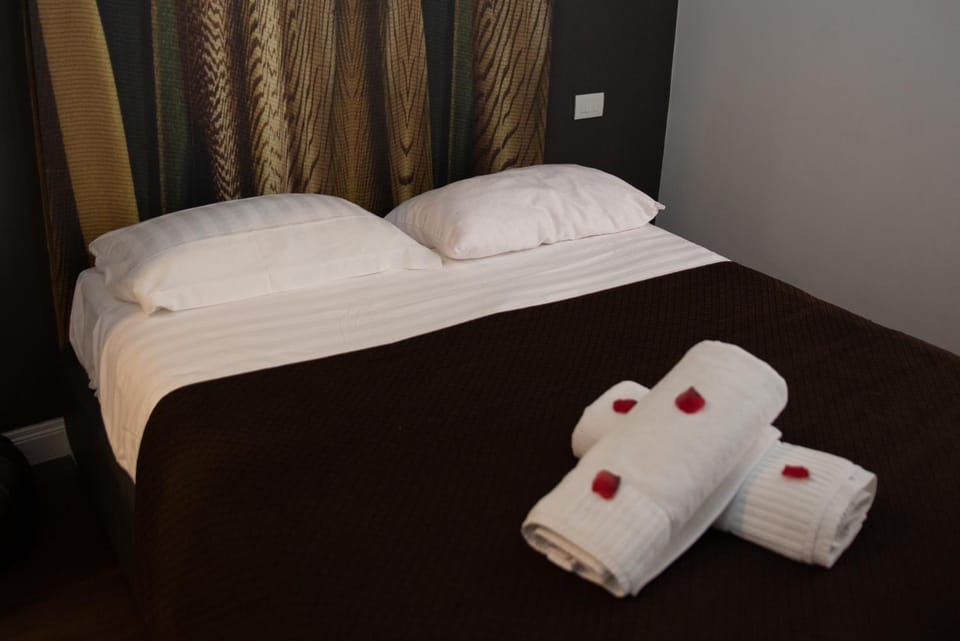 Bed, towels