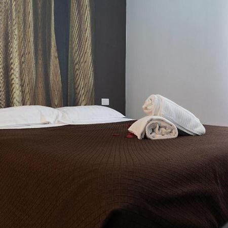 Bed, towels