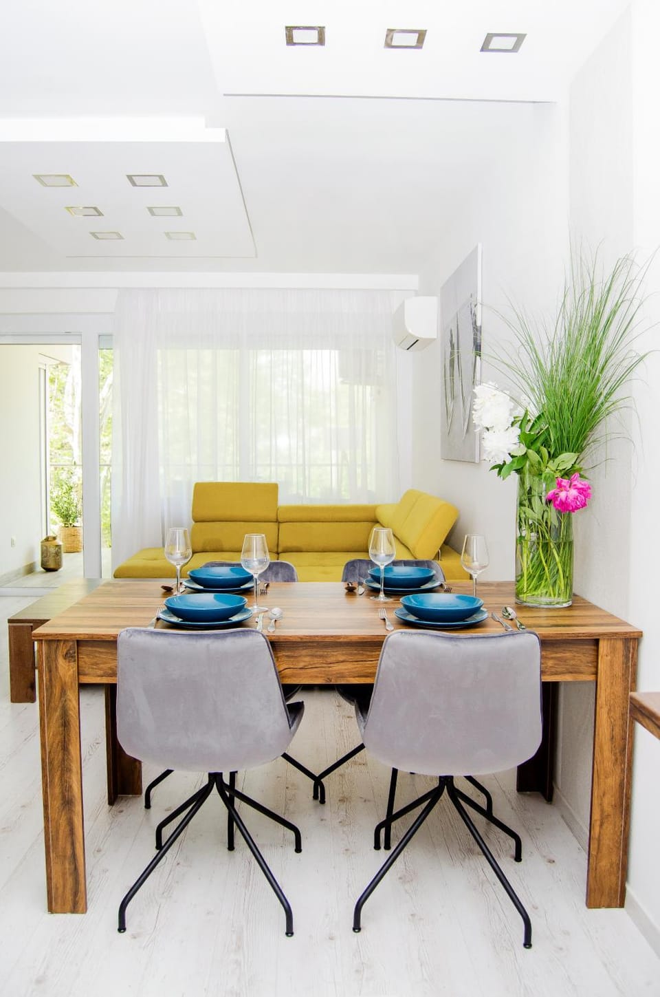 Living room, Dining area, Meals