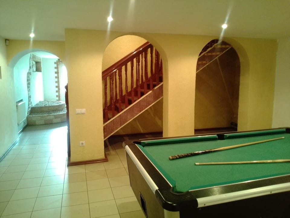 Billiard, Game Room