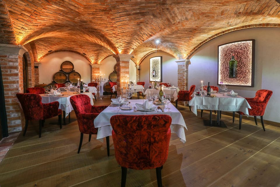 Restaurant/places to eat, Food and drinks, Banquet/Function facilities, Food