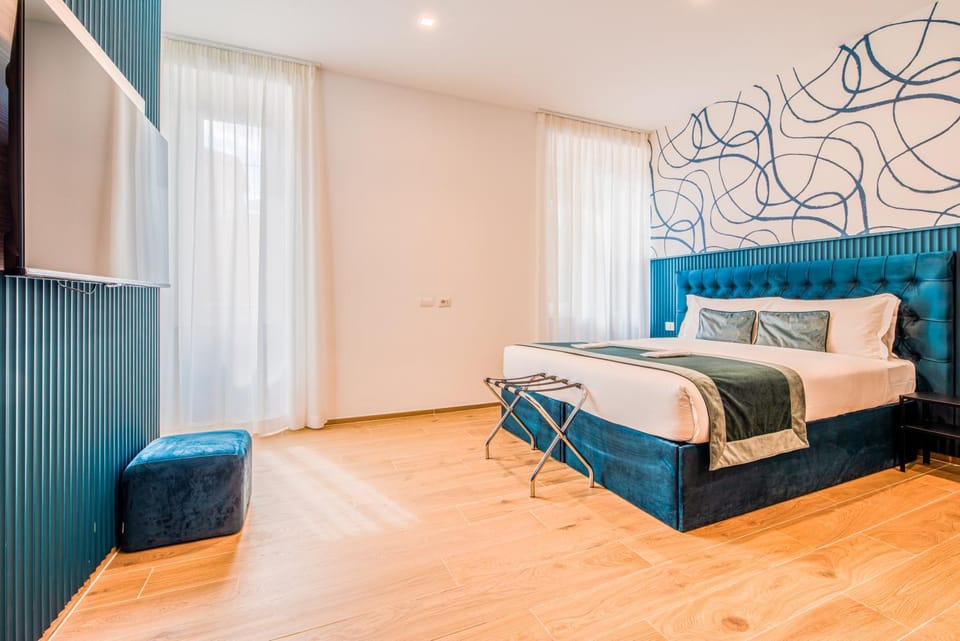Bed, TV and multimedia, Photo of the whole room, Bedroom