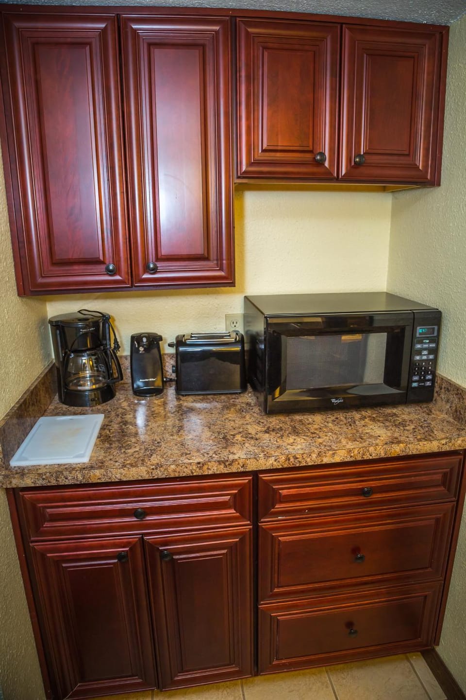 Coffee/tea facilities, Kitchen or kitchenette, Living room, toaster