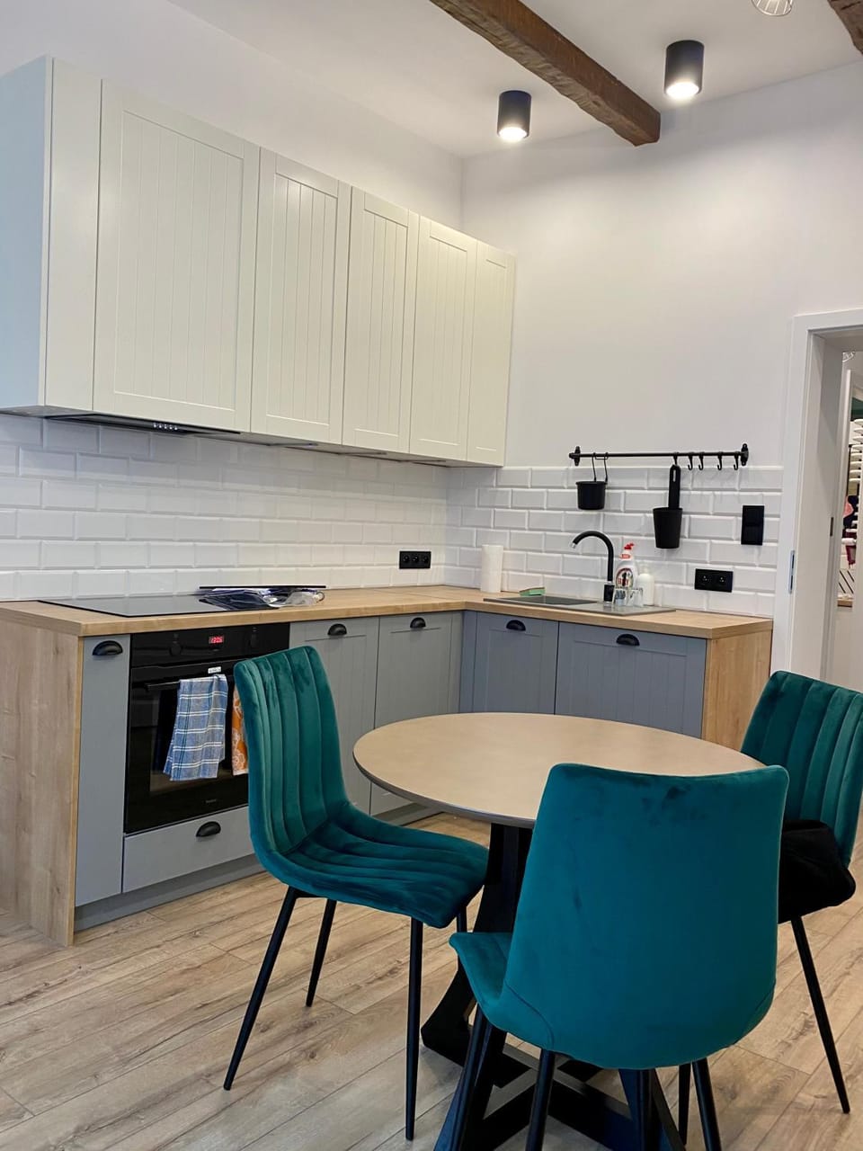 Kitchen or kitchenette, Dining area