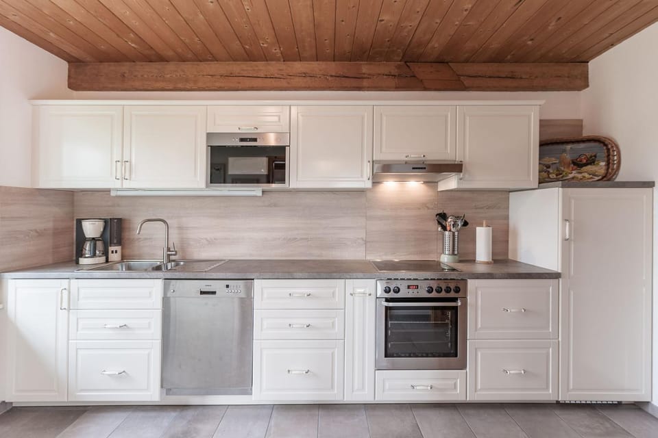 Coffee/tea facilities, Kitchen or kitchenette, dishwasher, oven, stove