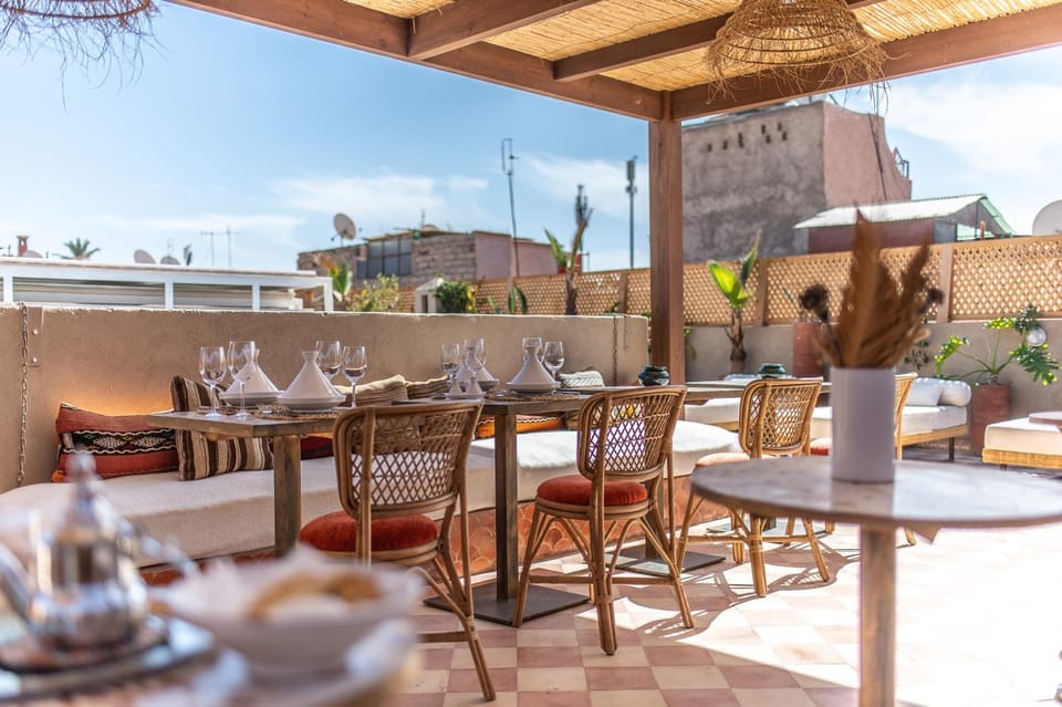 Property building, Restaurant/places to eat, Balcony/Terrace