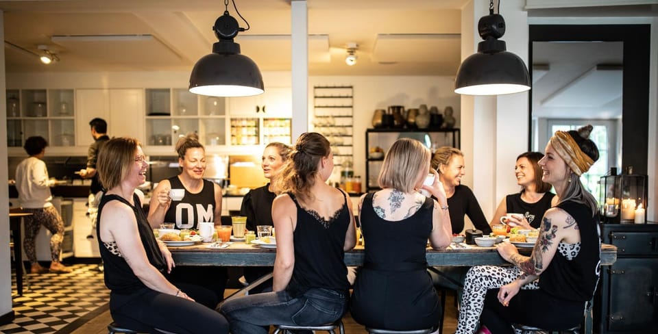 Restaurant/places to eat, People, Coffee/tea facilities, Food and drinks, group of guests