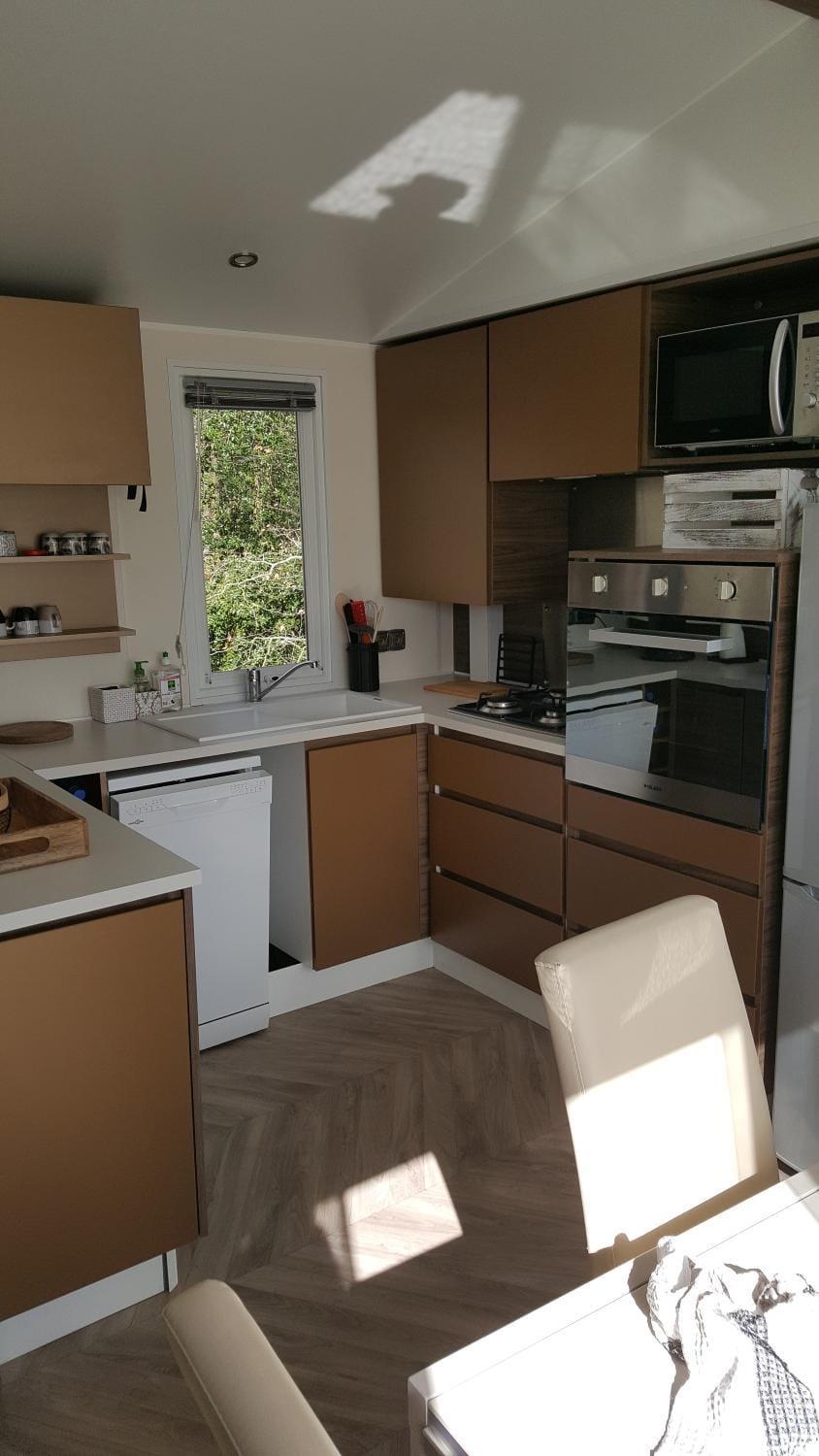 Kitchen or kitchenette, Dining area, dishwasher, oven, stove