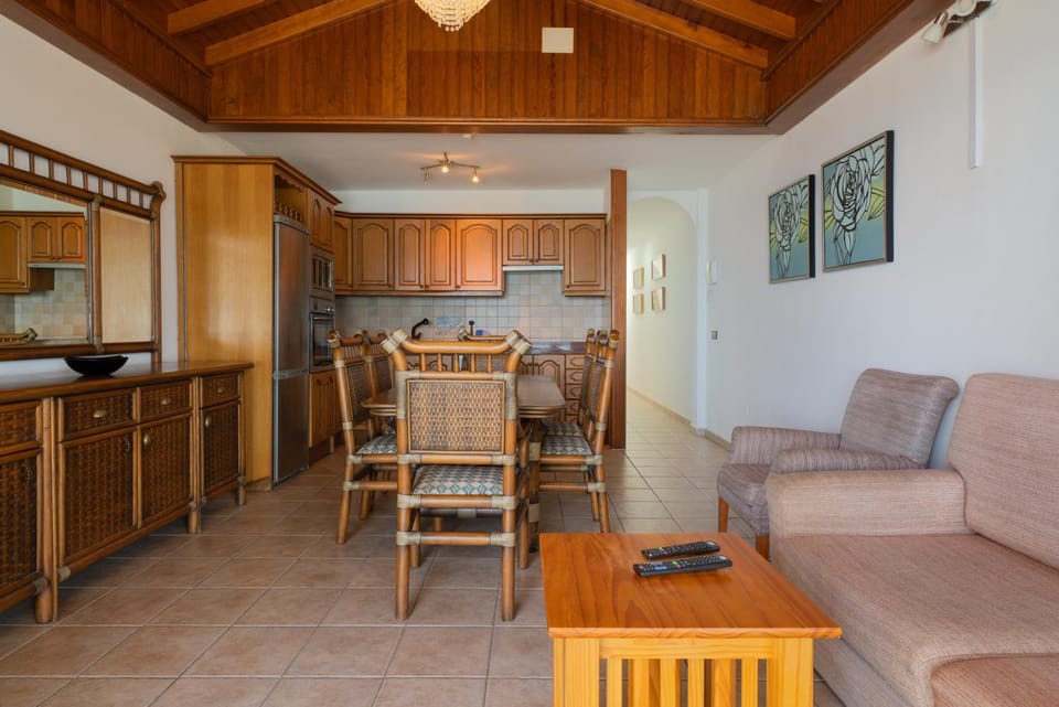 Dining area, kitchen