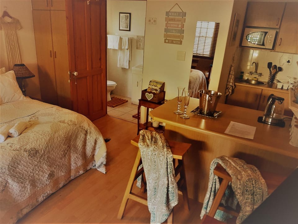 Seating area, Bedroom, kitchen