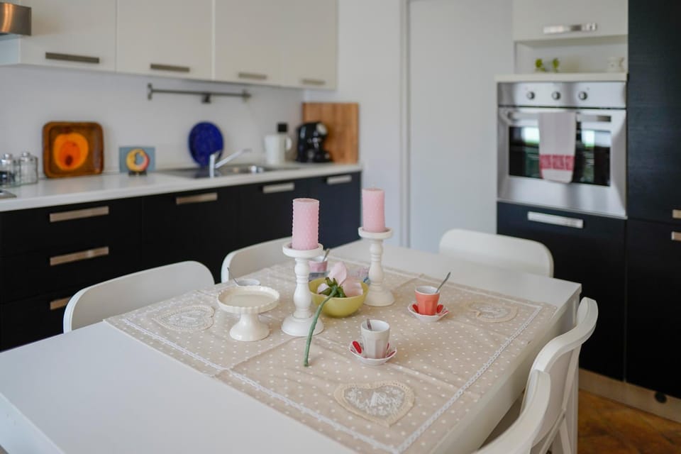 Kitchen or kitchenette, Dining area, minibar, pet friendly, stove