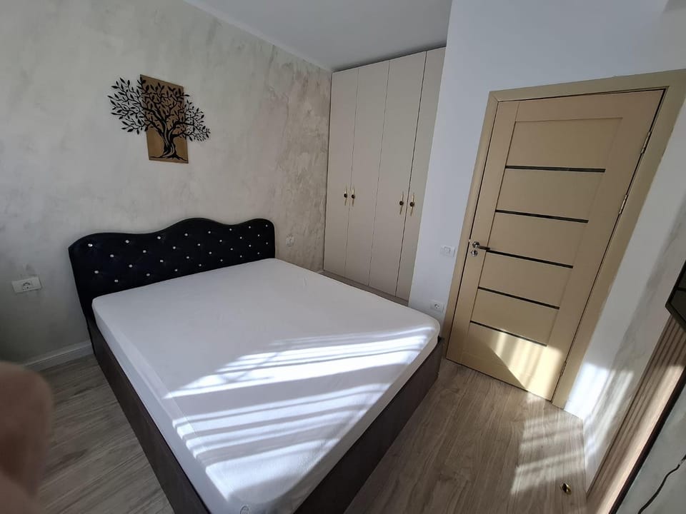 Photo of the whole room, Bedroom, wardrobe