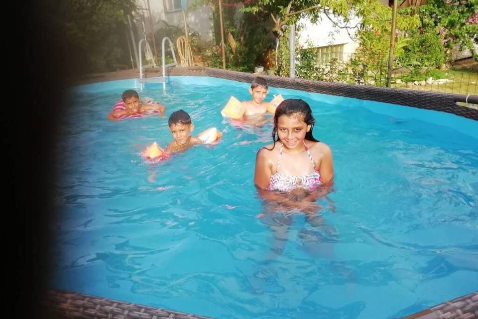 Swimming pool, children