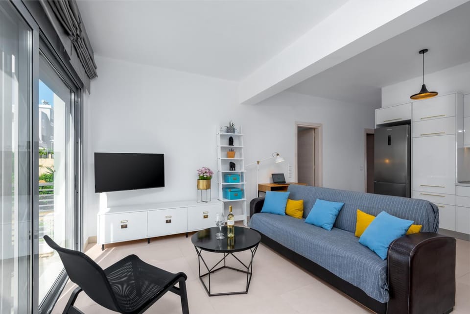 TV and multimedia, Balcony/Terrace, Living room, Garden view, Mountain view, Sea view, locker, air conditioner