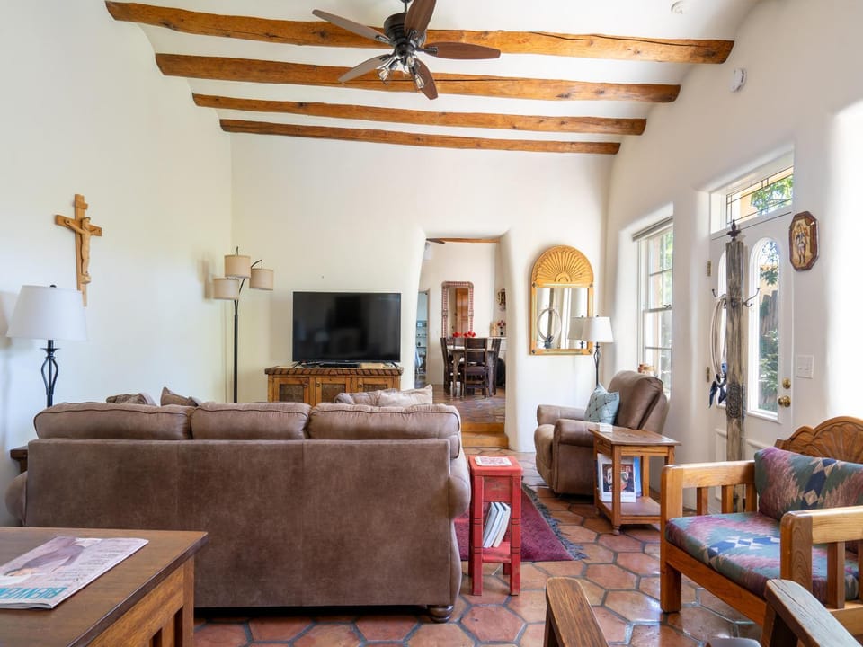 TV and multimedia, Living room, Seating area, furniture