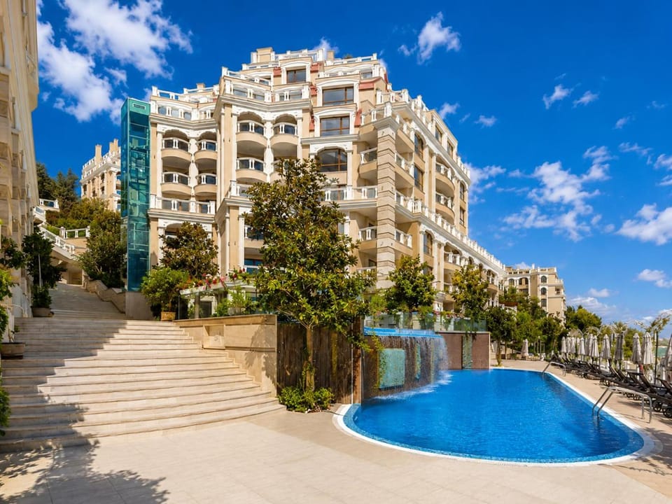 Day, Swimming pool