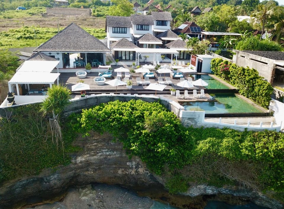 Property building, Day, Natural landscape, Bird's eye view, Pool view, Swimming pool, sunbed