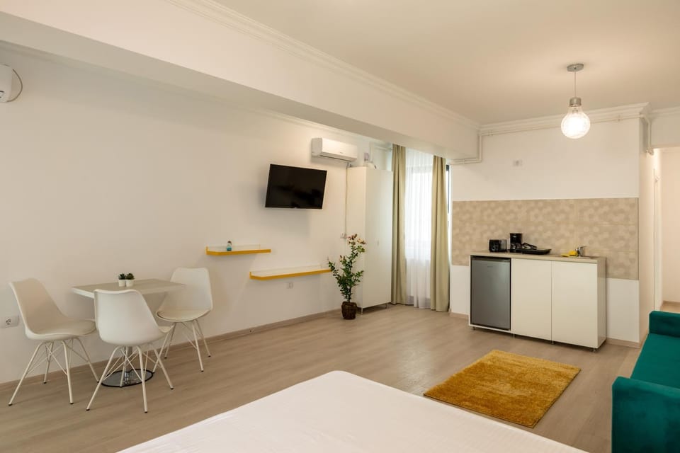 Kitchen or kitchenette, Living room, Seating area
